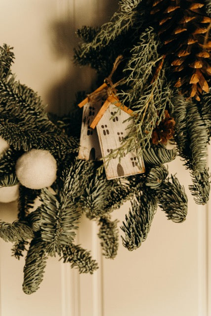 How to Create a Cottagecore Christmas – Embrace Cozy, Natural Decor for a Festive and Nostalgic Holiday